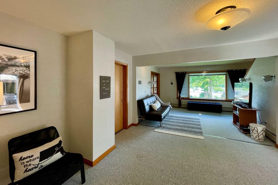 Lakeside Berkshires Home Near Hiking & Skiing! House in Lanesborough