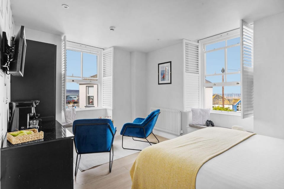 Bed, TV and multimedia, Coffee/tea facilities, Seating area, Bedroom, Sea view, wardrobe