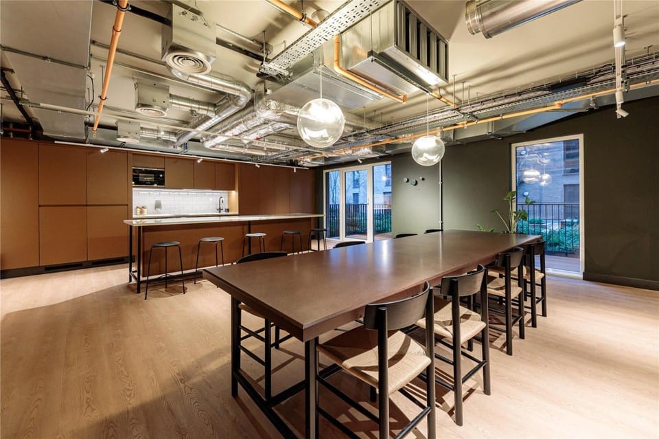 Air London City Airport 2 Bedroom Apartment Vacation rental in London