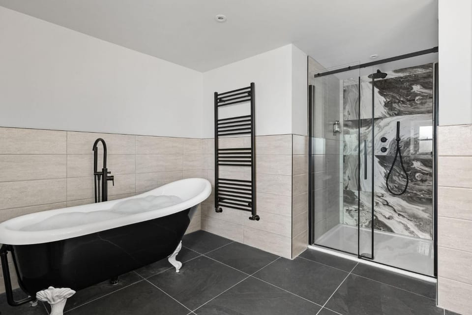 Shower, Toilet, Bathroom, Bath