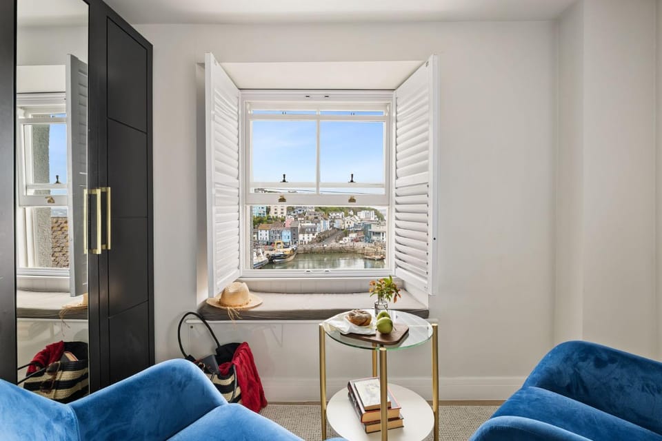 Coffee/tea facilities, Living room, Seating area, Sea view, wardrobe
