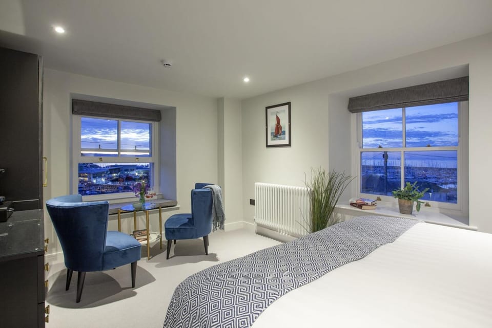 Bed, TV and multimedia, Photo of the whole room, Seating area, Bedroom