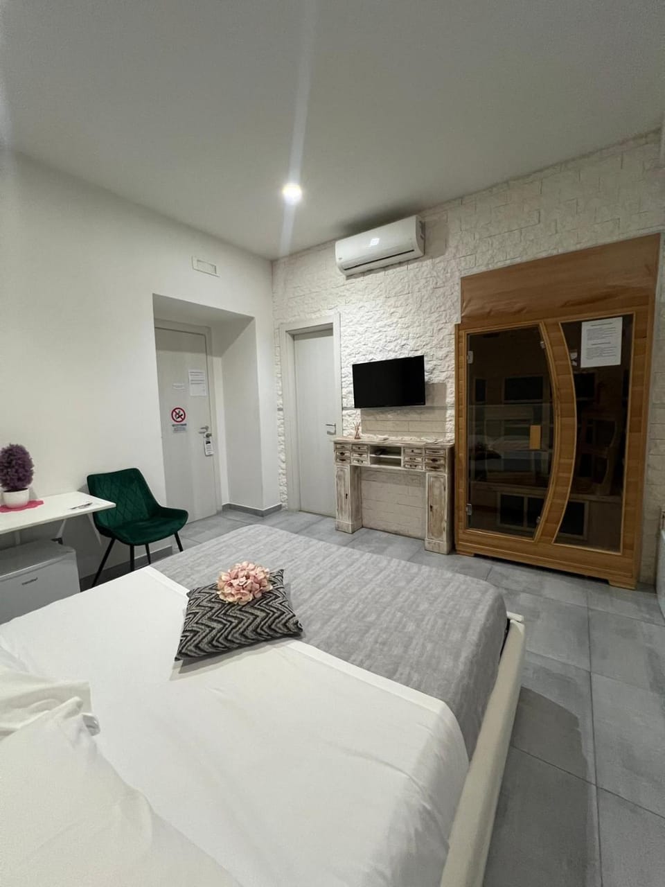Bed, Sauna, air conditioner