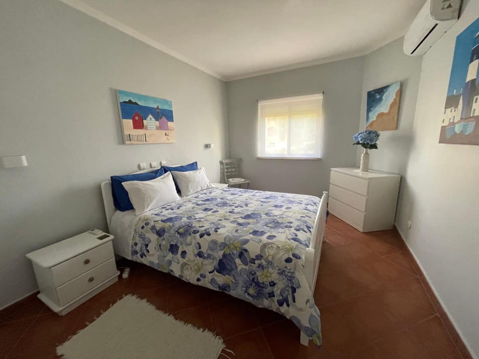 Photo of the whole room, towels