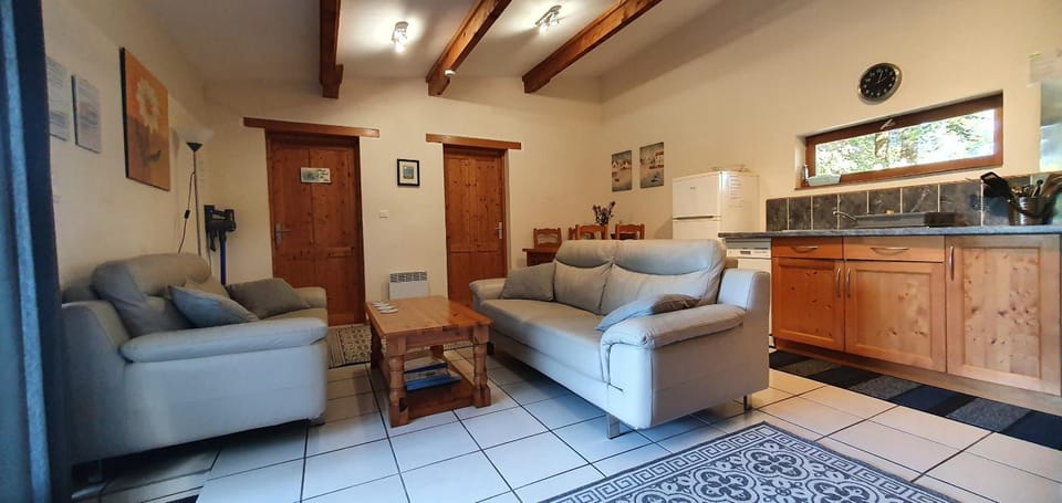 Cottage Sleeps 5 with Private Lake House in Nouvelle-Aquitaine