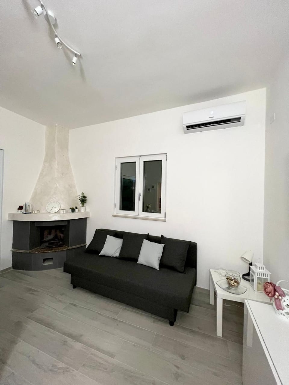 TV and multimedia, Living room, Seating area, air conditioner