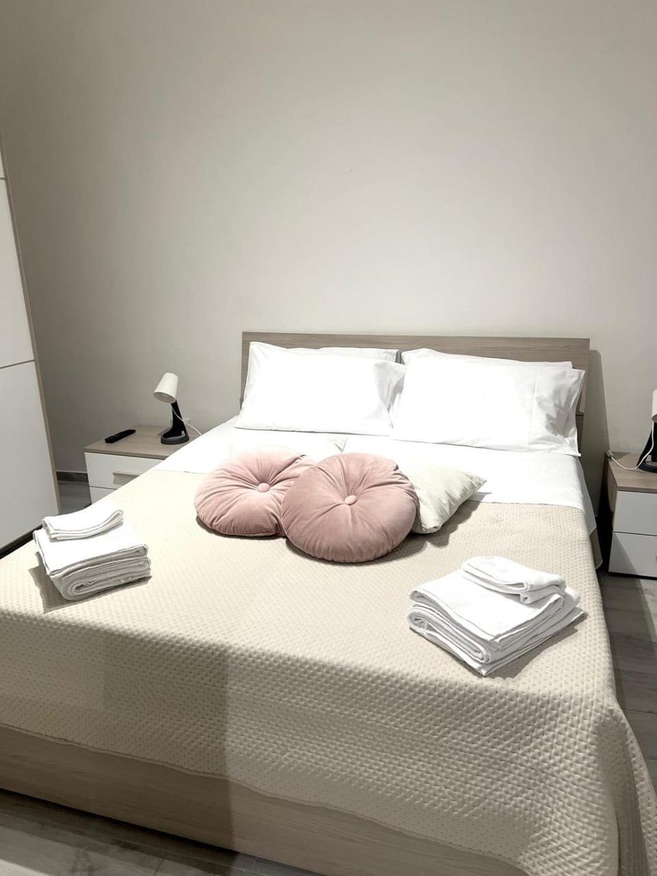Bed, Photo of the whole room, Bedroom, towels