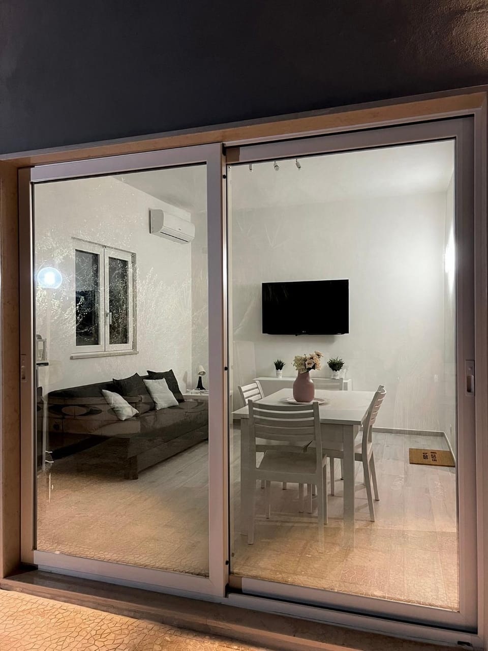 Communal lounge/ TV room, TV and multimedia, Living room, Seating area, Dining area, Evening entertainment, air conditioner