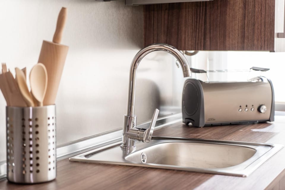 Kitchen or kitchenette, minibar, stove, toaster