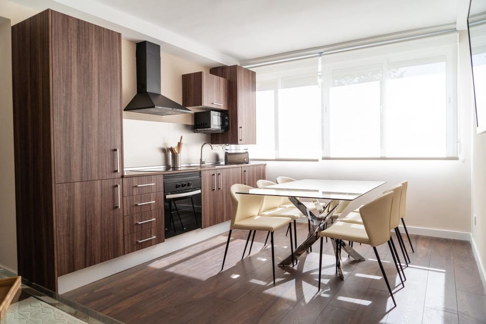 Kitchen or kitchenette, Dining area, minibar, pet friendly, stove