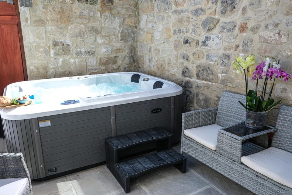 The Rockpool - private hot tub and sea views House in Amble