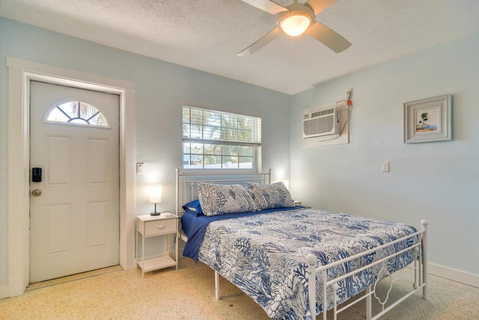 Indian Rocks Beach Unit - Steps From the Shoreline Apartment in Indian Rocks Beach