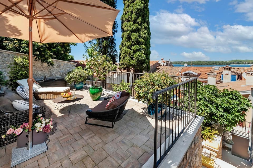 View (from property/room), Balcony/Terrace, Seating area, City view, Sea view