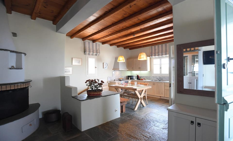 Kitchen or kitchenette, Seating area, Dining area