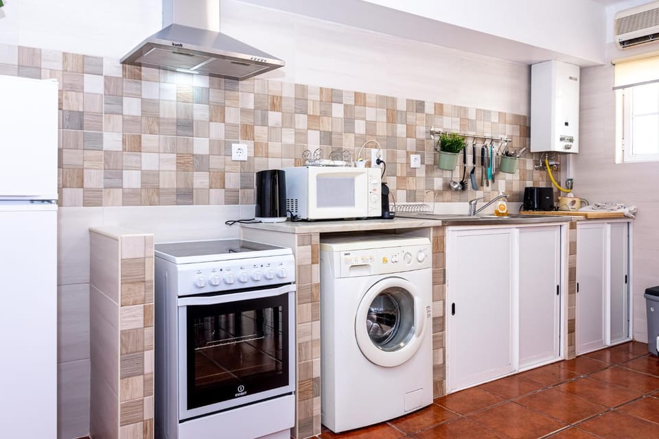 Coffee/tea facilities, Kitchen or kitchenette, dishwasher, minibar, oven, pet friendly, stove, toaster, washing machine