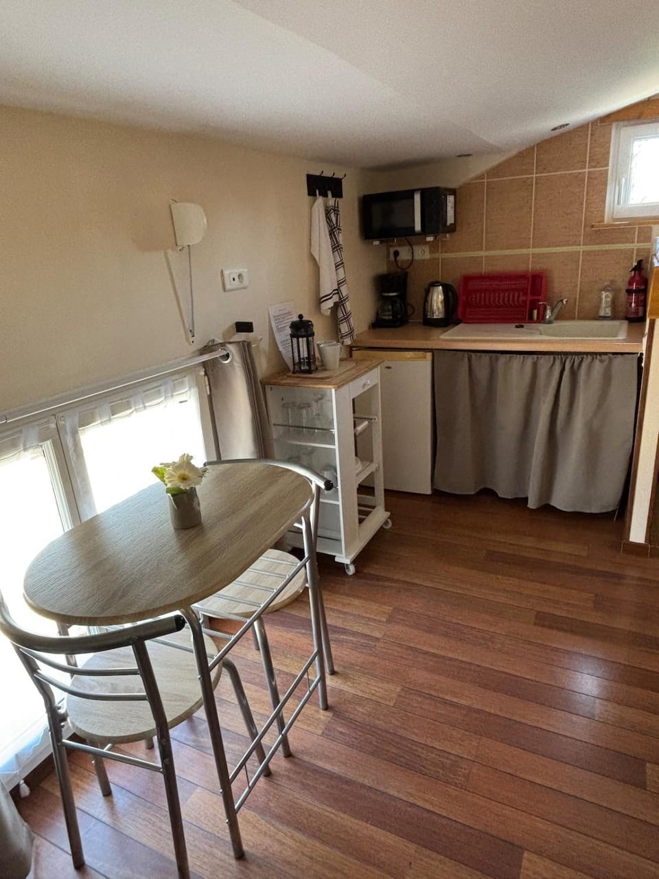 Kitchen or kitchenette, Dining area