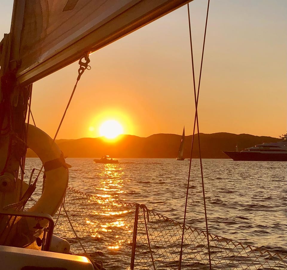 Logement insolite dans le Golfe de Saint Tropez Docked boat in Gassin