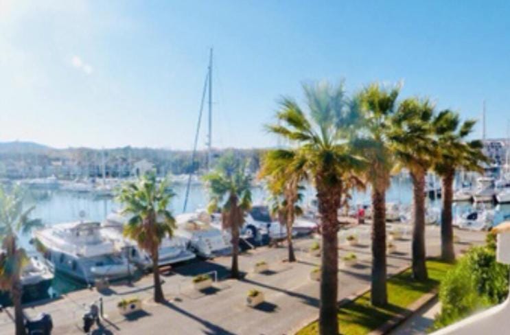 Logement insolite dans le Golfe de Saint Tropez Docked boat in Gassin