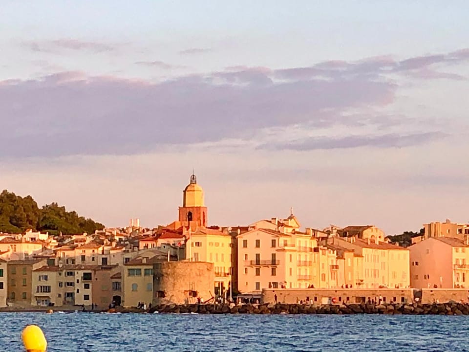 Logement insolite dans le Golfe de Saint Tropez Docked boat in Gassin