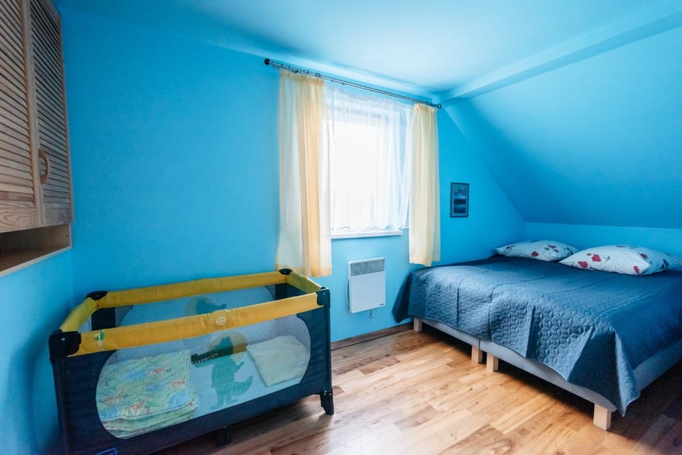 Bed, Photo of the whole room, cot