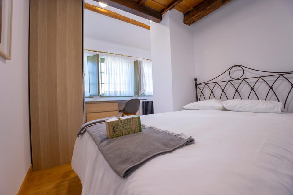 Bed, Photo of the whole room