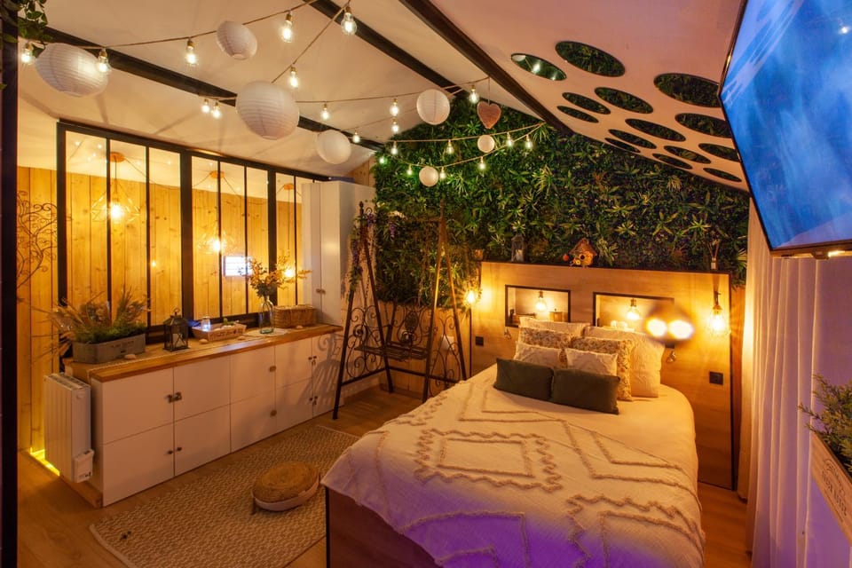 Love Room Romantique Les Petits Plaisirs Bed and Breakfast in Angers