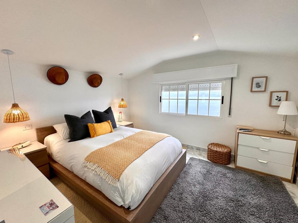 Photo of the whole room, Bedroom