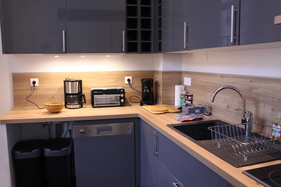 Coffee/tea facilities, Kitchen or kitchenette, dishwasher, stove, toaster