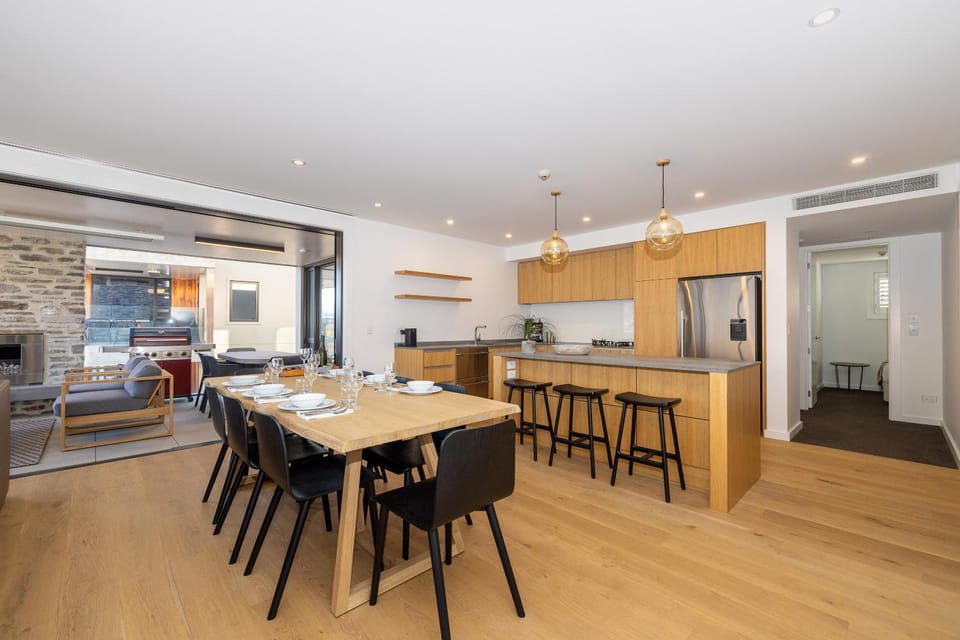 Kitchen or kitchenette, Seating area, Dining area