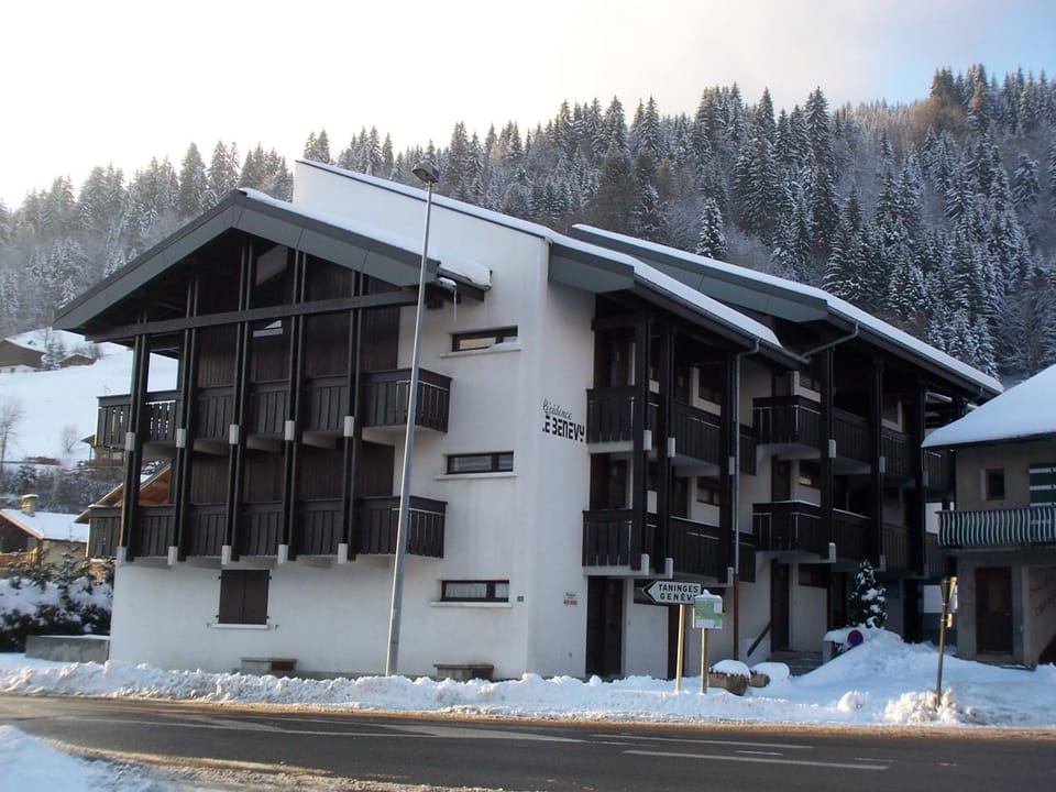 Appartement Central avec Jardin Privatif aux Gets, Proche Commerces et Pistes Apartment in Les Gets