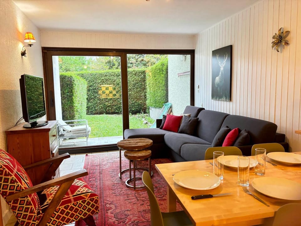 Appartement Central avec Jardin Privatif aux Gets, Proche Commerces et Pistes Apartment in Les Gets