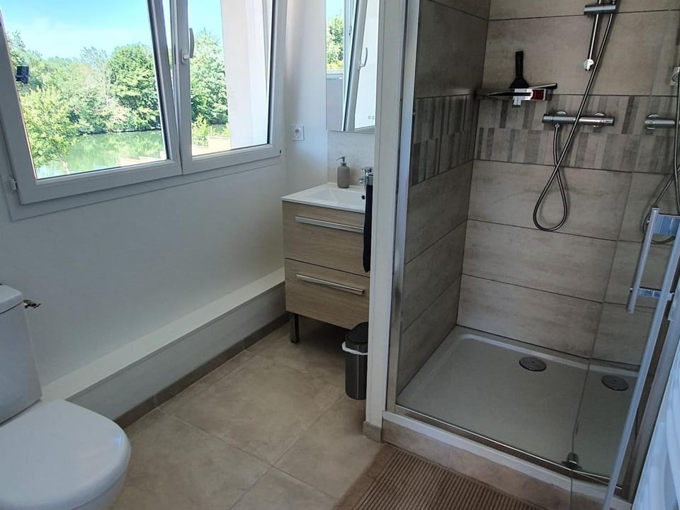 Gîte familial avec piscine privative chauffée, terrasse sur le Loir et proche du Zoo de La Flèche - FR-1-410-329 House in Pays de la Loire