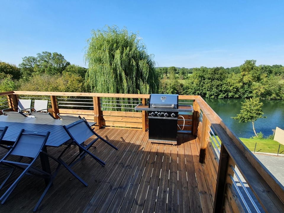 Gîte familial avec piscine privative chauffée, terrasse sur le Loir et proche du Zoo de La Flèche - FR-1-410-329 House in Pays de la Loire