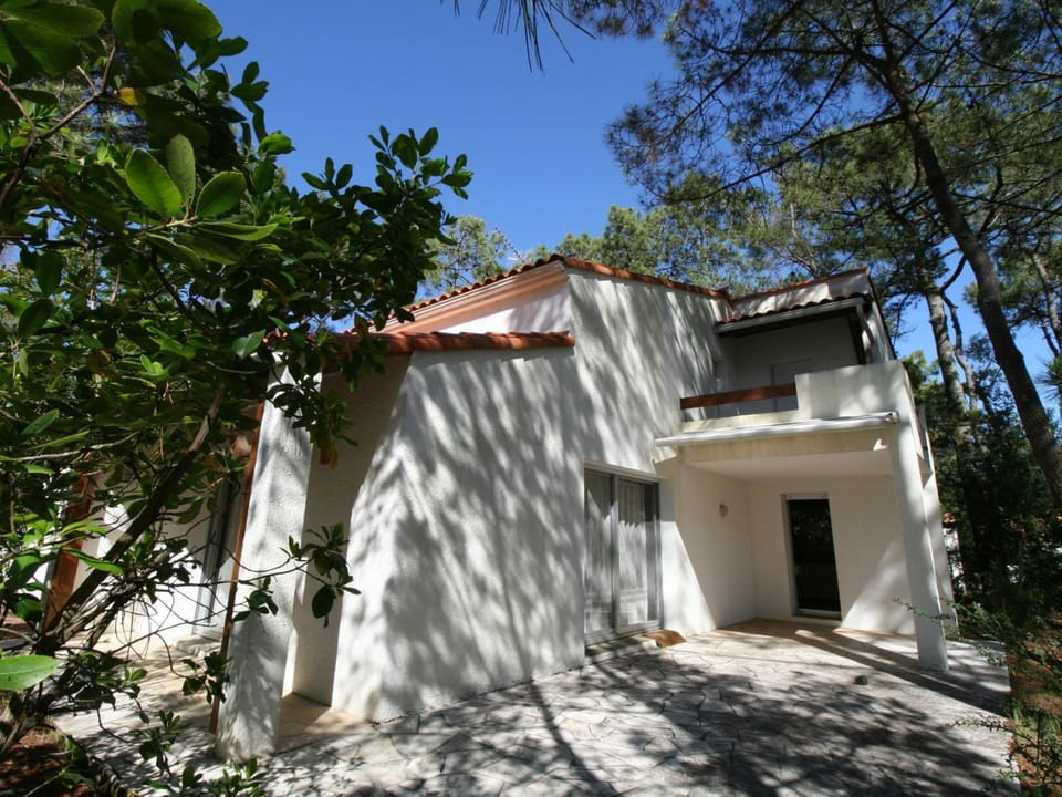 Villa avec jardin boisé, proche plage et commerces, La Tranche-sur-Mer - FR-1-22-307 House in La Tranche-sur-Mer