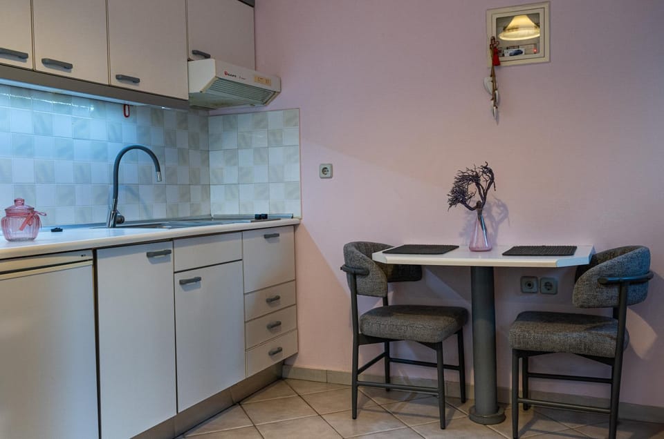 Kitchen or kitchenette, Dining area, stove