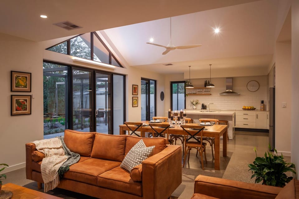 Kitchen or kitchenette, Living room, Seating area, Dining area