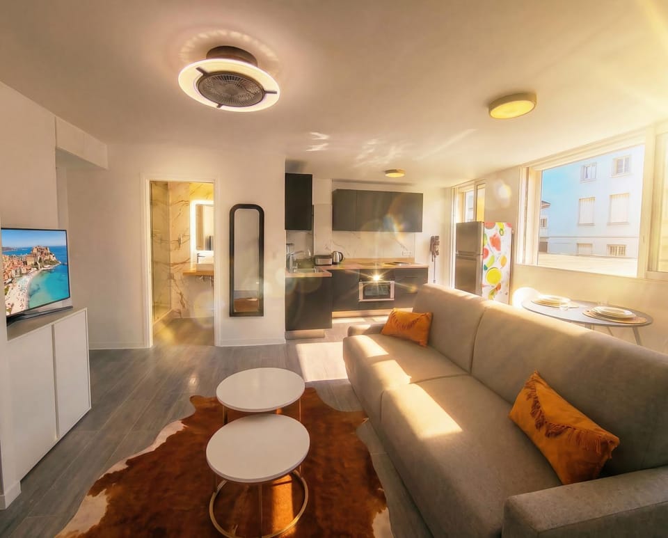 Communal lounge/ TV room, Living room, Photo of the whole room, Sunrise, kitchen