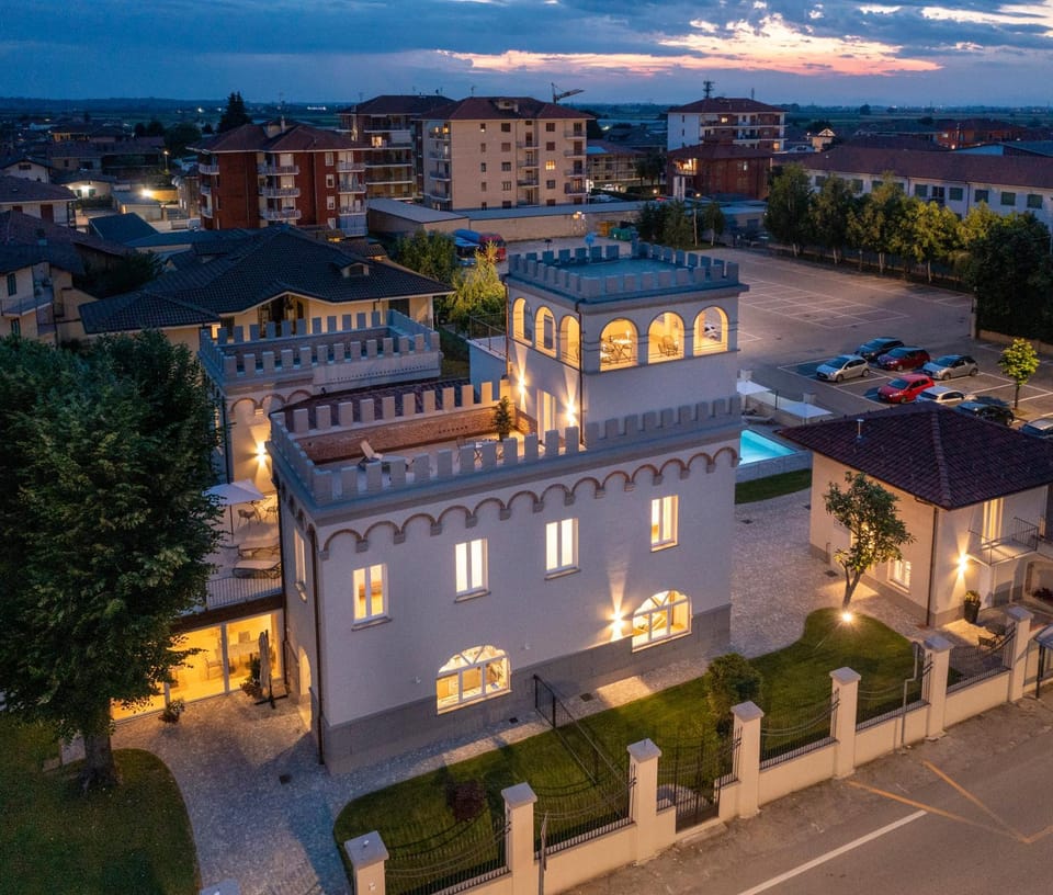 Property building, Restaurant/places to eat, Neighbourhood, Bird's eye view
