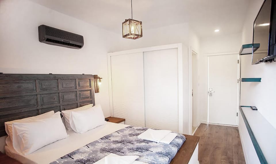 Bed, TV and multimedia, wardrobe