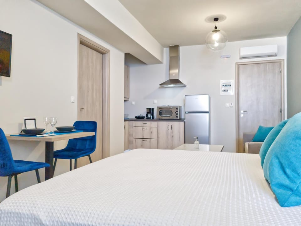 Epipleon Luxury Suites -104- Δωμάτιο 35τμ με βεράντα 35τμ μπροστά στη θάλασσα Apartment in Peloponnese, Western Greece and the Ionian