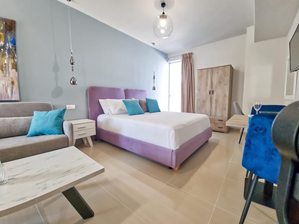 Epipleon Luxury Suites -104- Δωμάτιο 35τμ με βεράντα 35τμ μπροστά στη θάλασσα Apartment in Peloponnese, Western Greece and the Ionian