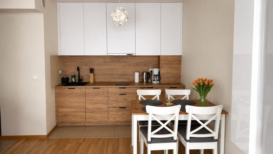 Coffee/tea facilities, Kitchen or kitchenette, stove
