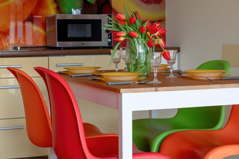 Kitchen or kitchenette, Living room, Seating area, Dining area, Food, minibar, pet friendly