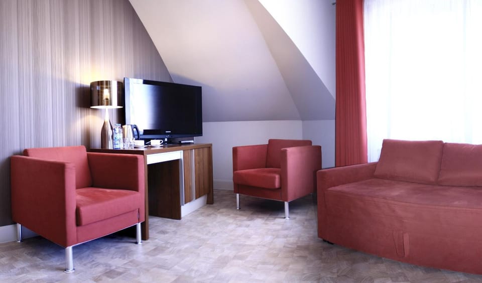 TV and multimedia, Living room, Seating area, Breakfast, Family, internet, wardrobe