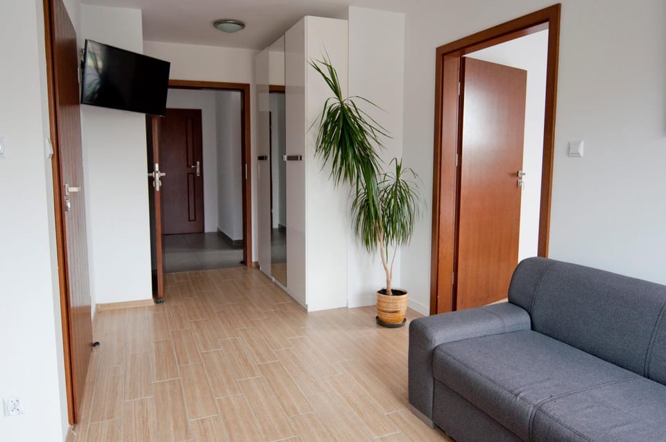 Communal lounge/ TV room, Living room, Seating area, Evening entertainment