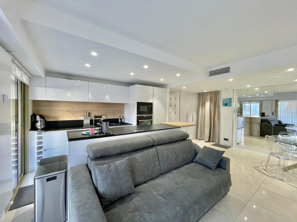 Living room, oven