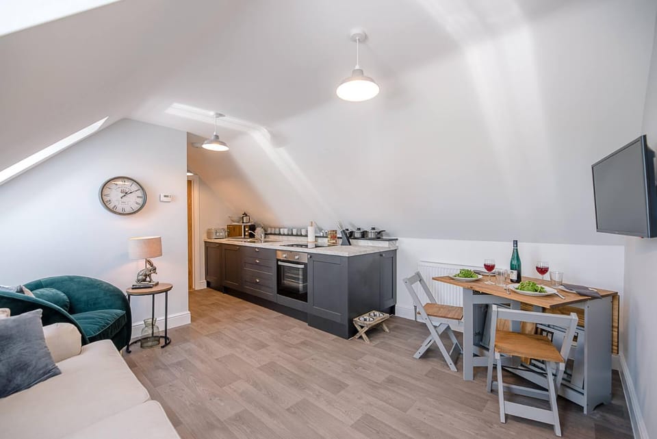 Geoff's Rest at Pond Hall Farm in Hadleigh with Private Hot Tub Apartment in Babergh District