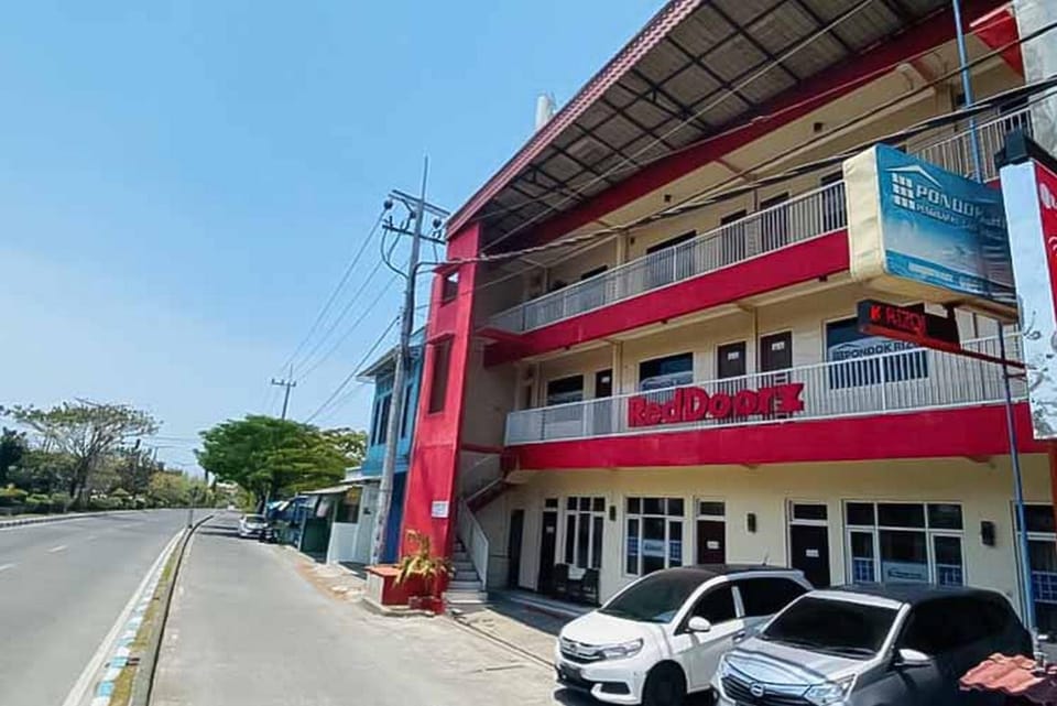 Facade/entrance