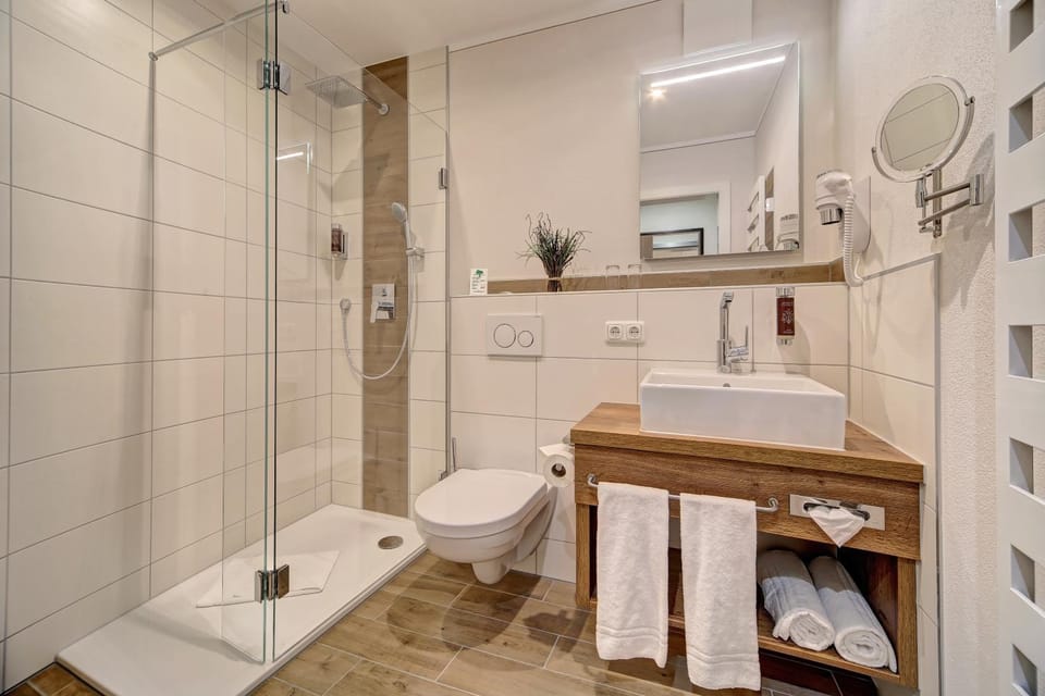 Shower, Toilet, Bathroom, Balcony/Terrace
