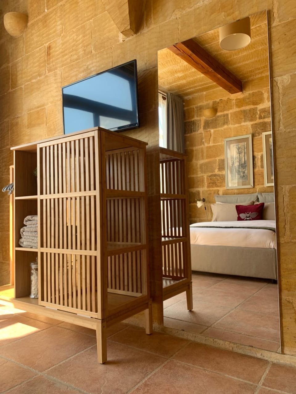 Bed, TV and multimedia, wardrobe